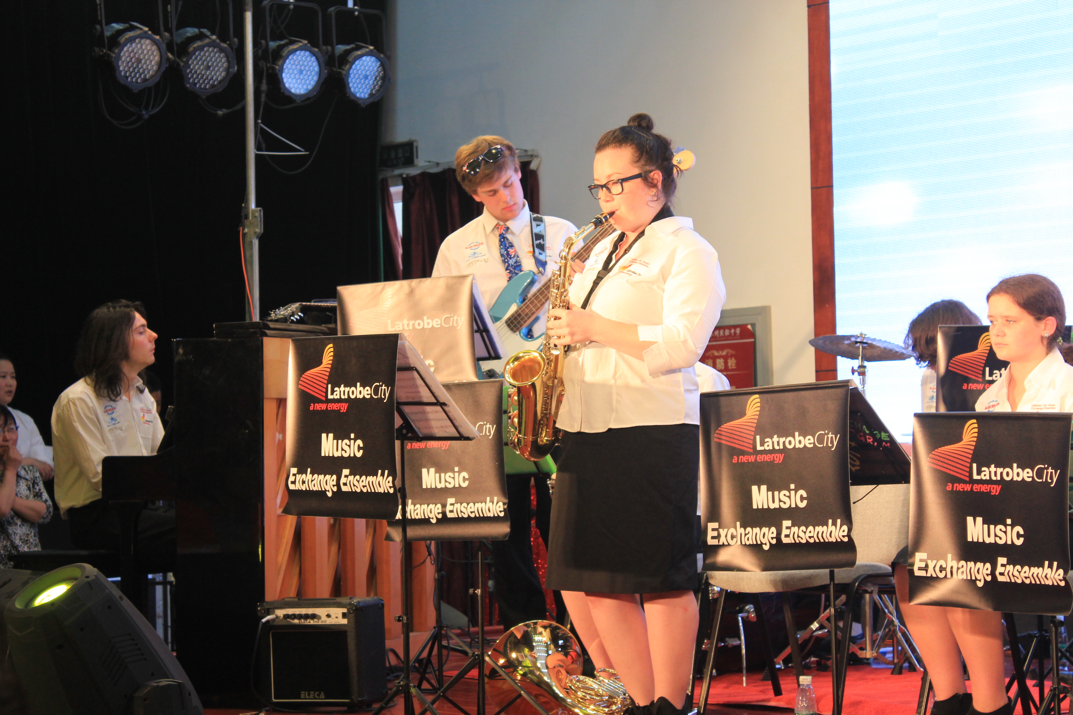 拉特罗布市管弦乐队与我校举行音乐联谊会